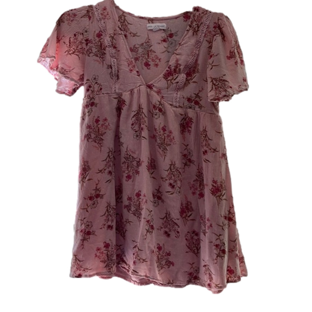 Pretty Coco and Jaimeson floral vneck top S